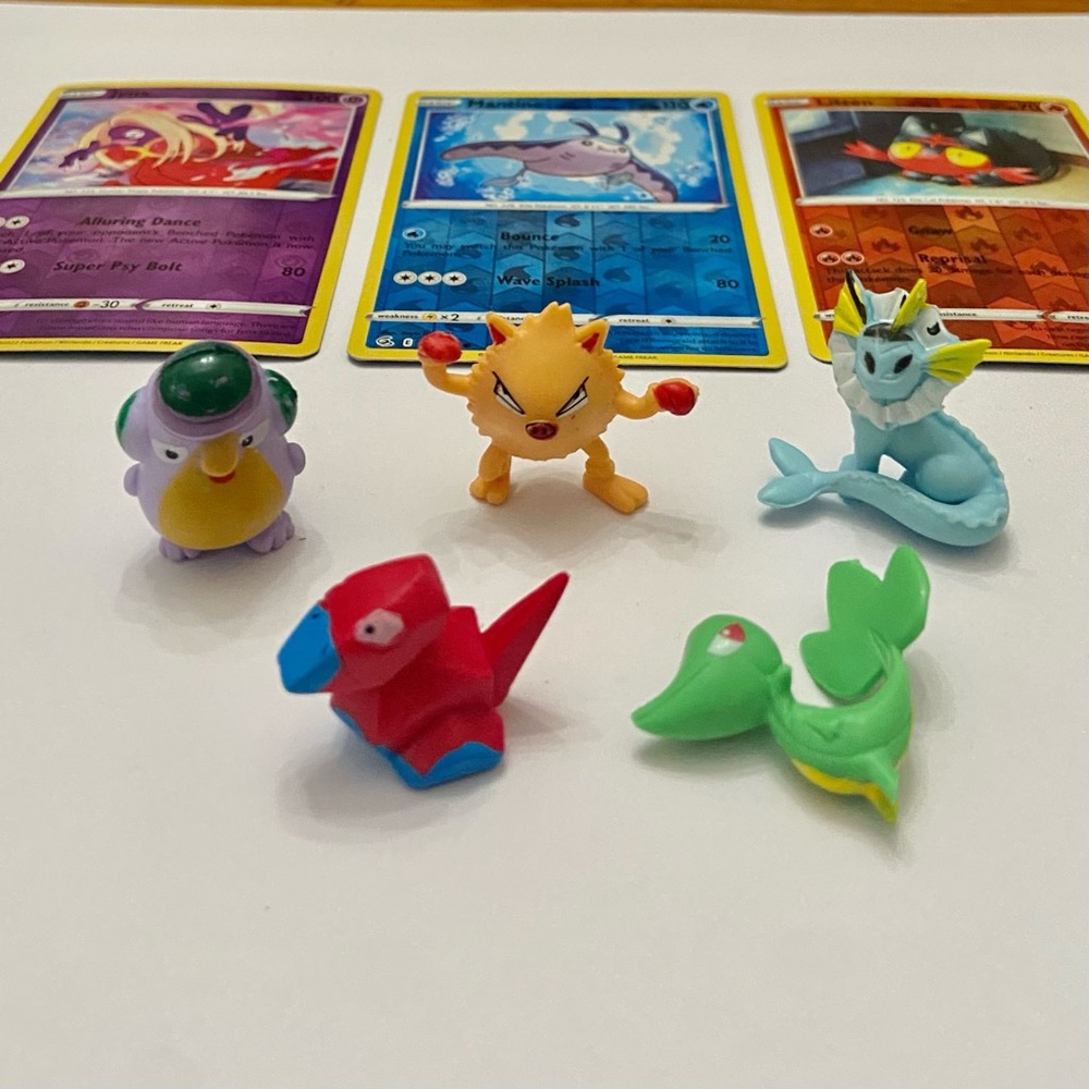 Lot (D): 3 Pokemon Reverse Holo Cards and 5 Pokemon Figures